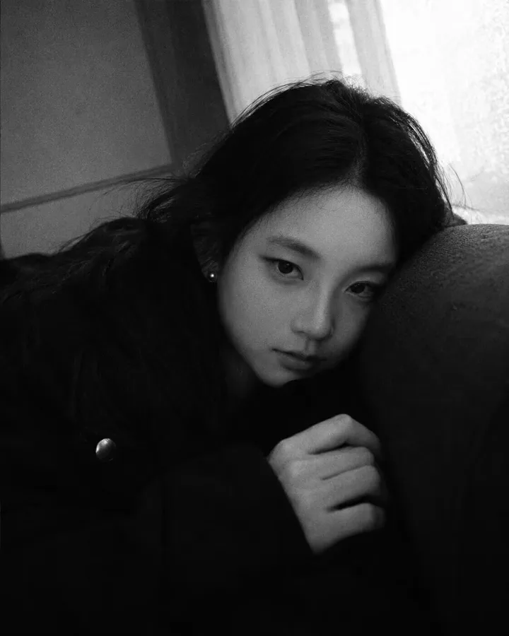 AI 写真 · 黑白沙发