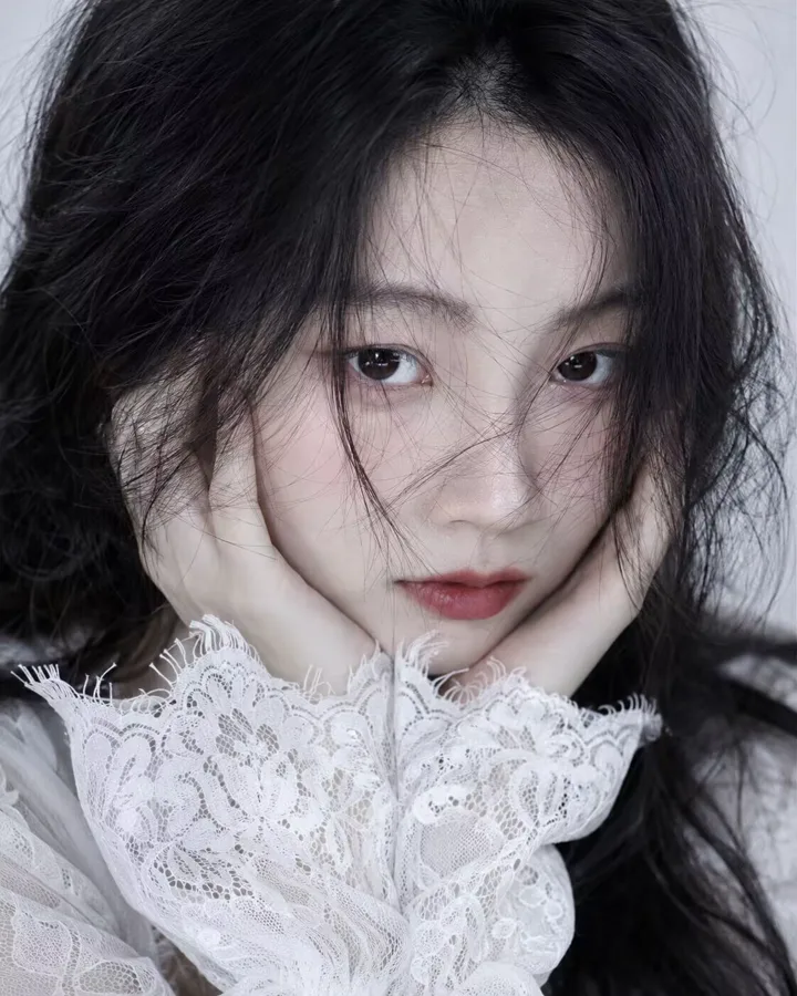 AI 写真 · 黑白蕾丝